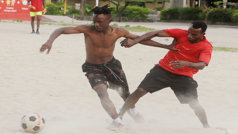 Wachezaji wa timu ya Kitunda FC, wakiwania mpira wakati walipokuwa wakifanya mazoezi katika Uwanja wa Shule ya Msingi Kitunda jijini Dar es Salaam. 