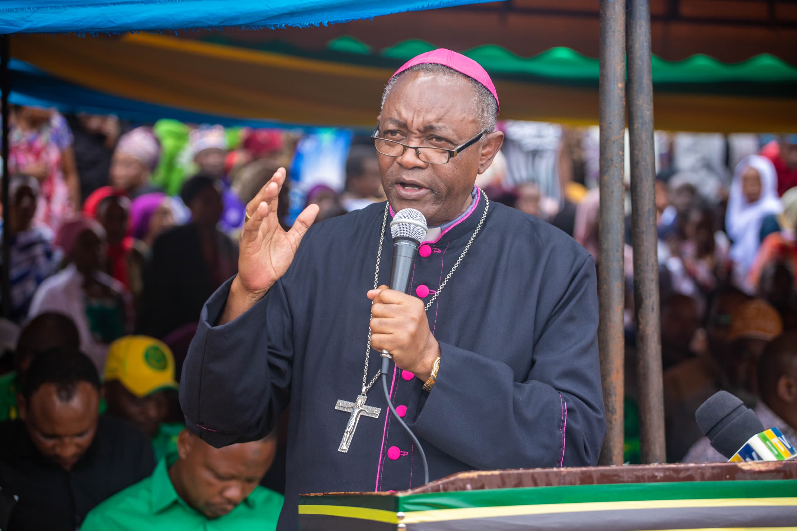 Askofu Mkuu Isaack Aman wa Jimbo Kuu Katoliki Arusha akiongoza ibada yakuuagwa kwa miili tisa,nane ya wanafunzi wa Shule ya Msingi Ghati Memorial na mmoja wa muokoaji akitoa baraka katika miili hiyo kwa ajili ya maziko.