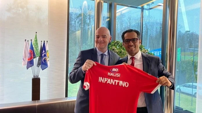 Mwekezaji na Mwenyekiti wa Bodi ya Wakurugenzi wa Klabu ya Simba, Mohammed Dewji ‘Mo’, alipokutana na Rais Shirikisho la Soka la Kimataifa(FIFA), Gianni Infantino na kufanya naye mazungumzo.
