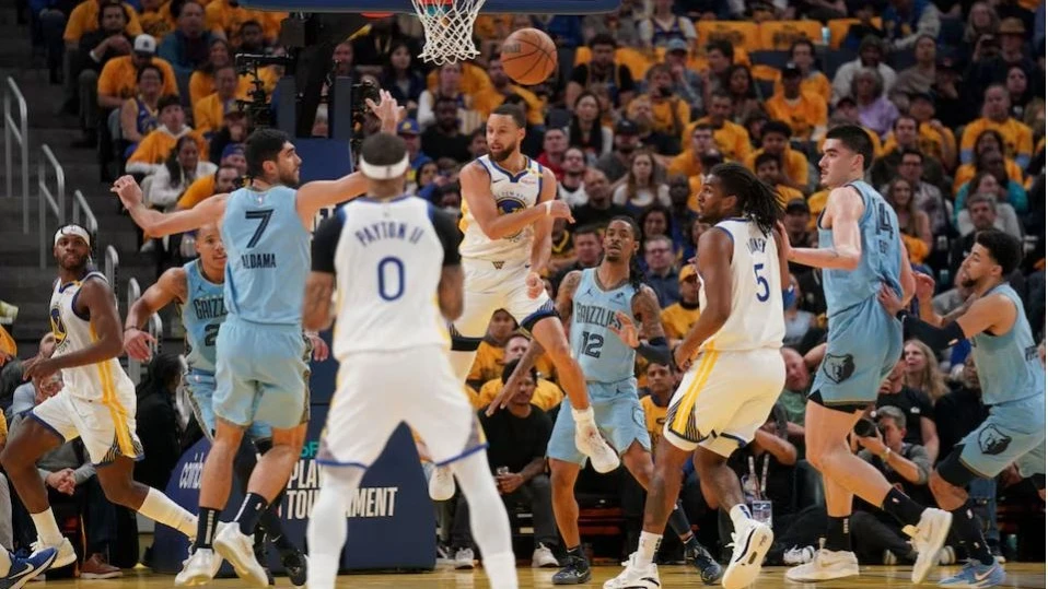 Golden State Warriors guard Stephen Curry (30) passes the ball against the Memphis Grizzlies in the second quarter at the Chase Center in San Francisco, California, USA on Tuesday. 