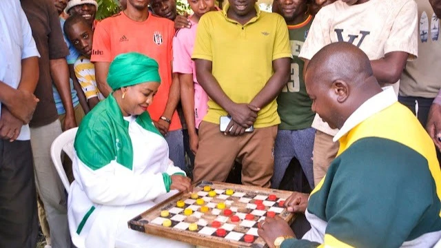 Mbunge wa Jimbo la Kishapu, Lucy Mayenga (kushoto) akiwa na Mkuu wa Wilaya ya Kishapu, Peter Masindi wakicheza drafti kwenye tamasha hilo
