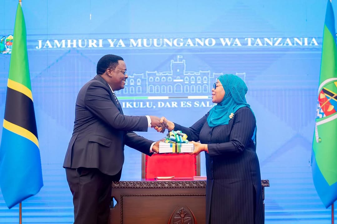 Rais Samia Suluhu Hassan, akipokea ripoti za Mdhibiti na Mkaguzi Mkuu wa Hesabu za Serikali, Mamlaka ya Kuzuia na Kupambana na Rushwa na Mamlaka ya Udhibiti wa Ununuzi wa Umma katika matukio tofauti yaliyofanyika Ikulu, Dar leo Machi 30, 2026.