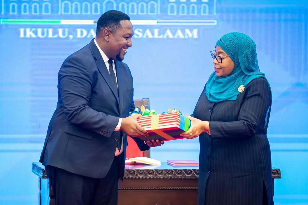 Rais Samia Suluhu Hassan, akipokea ripoti za Mdhibiti na Mkaguzi Mkuu wa Hesabu za Serikali, Mamlaka ya Kuzuia na Kupambana na Rushwa na Mamlaka ya Udhibiti wa Ununuzi wa Umma katika matukio tofauti yaliyofanyika Ikulu, Dar leo Machi 30, 2026.