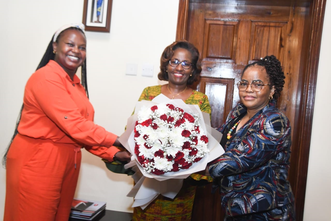 Catherine Karemu (C), newly arrived Kenya’s High Commissioner to Tanzania, is welcomed to the High Commission’s complex in Dar es Salaam at the weekend shortly after presenting her credentials to President Samia Suluhu Hassan at State House in the city. 