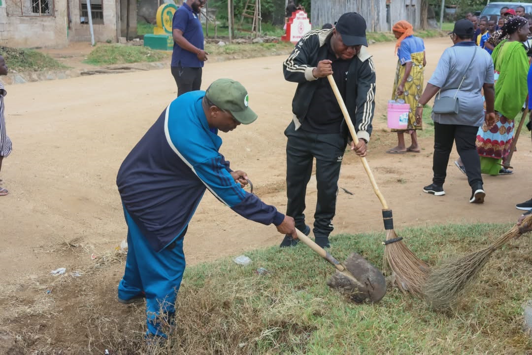 Mkuu wa wilaya ya Musoma mkoani Mara, Juma Chikoka (wa pili kushoto), akishiriki katika kazi ya kufanya usafi, katika eneo la Machinjioni, Kata ya Rwamlimi, Manispaa ya Musoma, juzi, na kuwahimiza wananchi kutunza usafi wa mazingira, kwa ajili ya usalama 