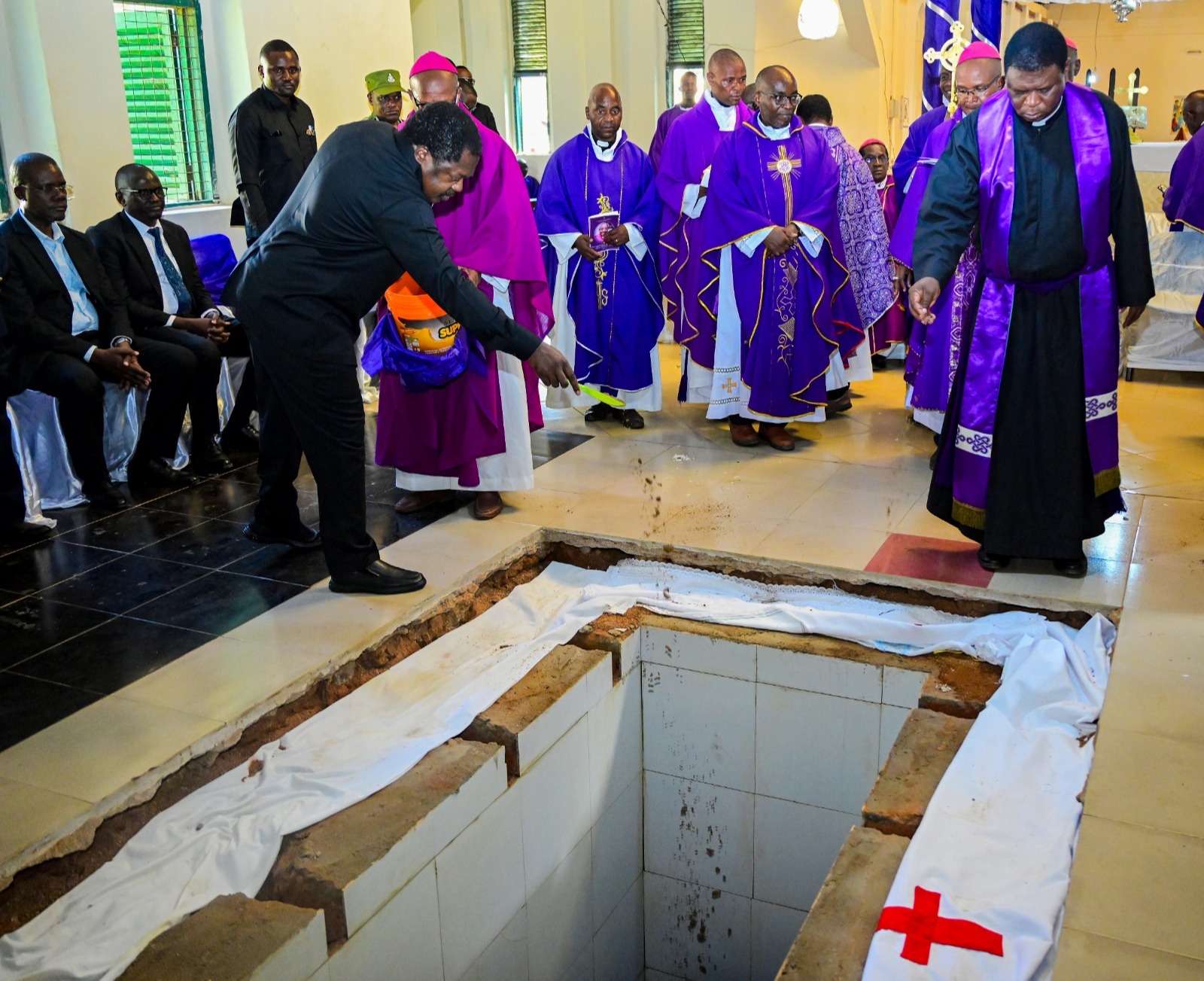 Vice President Dr Emmanuel Nchimbi takes part in the burial of Bishop Stanford Shauri, the second Bishop of the Anglican Church of Tanzania’s Ruvuma Diocese and former Secretary General of the Christian Council of Tanzania, at the Church’s Liuli premises 