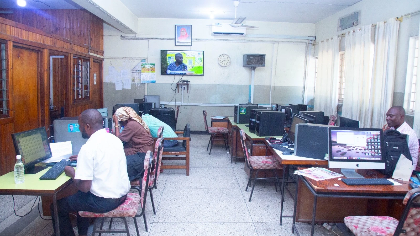 Journalists at work in one of the newsrooms in Tanzania, where data and AI use play a key role. 