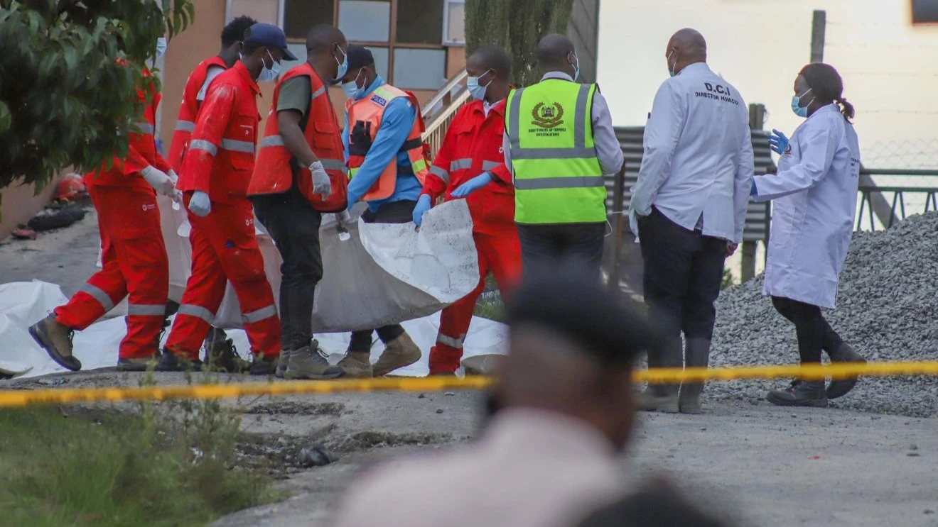 Wahudumu wa Msalaba Mwekundu wakitoa miili ya wanafunzi walioathirika kwenye mkasa wa moto