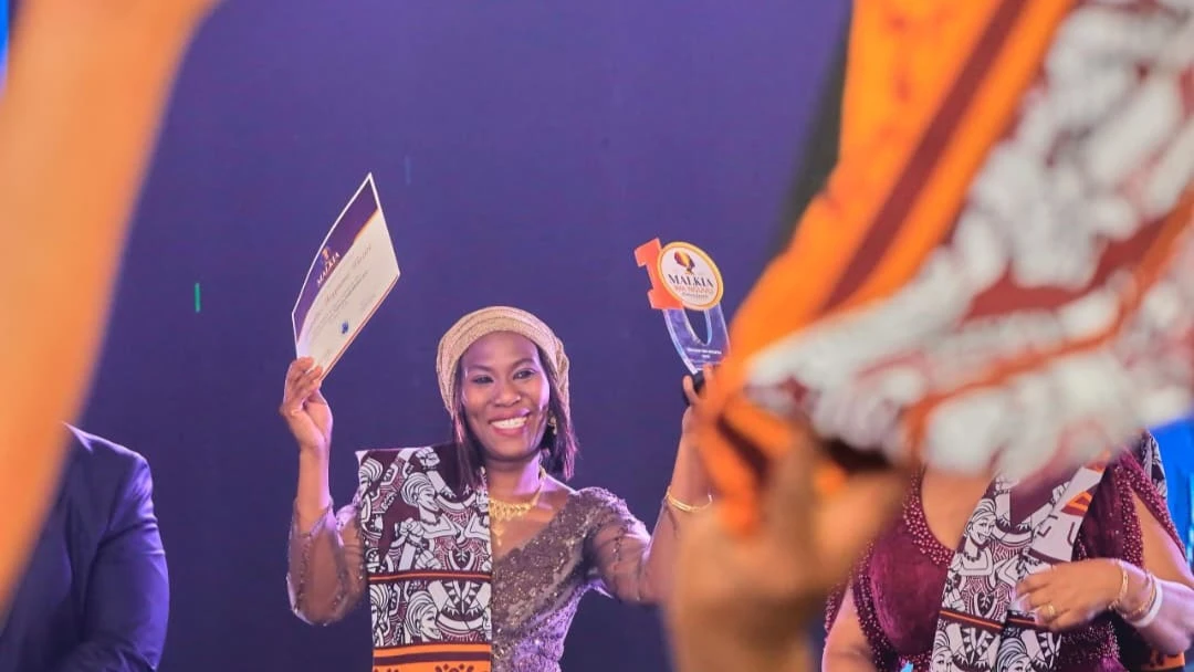 Katibu Mkuu wa Wizara ya Maji Mhandisi Mwajuma Waziri akionyesha tuzo aliyonyakua ya “Malikia wa Nguvu” hivi karibuni jijini Dodoma.