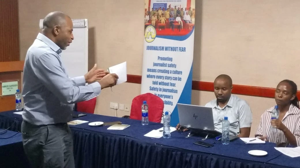 Waandishi wakiwa darasani na kumsikiliza mwezeshaji
