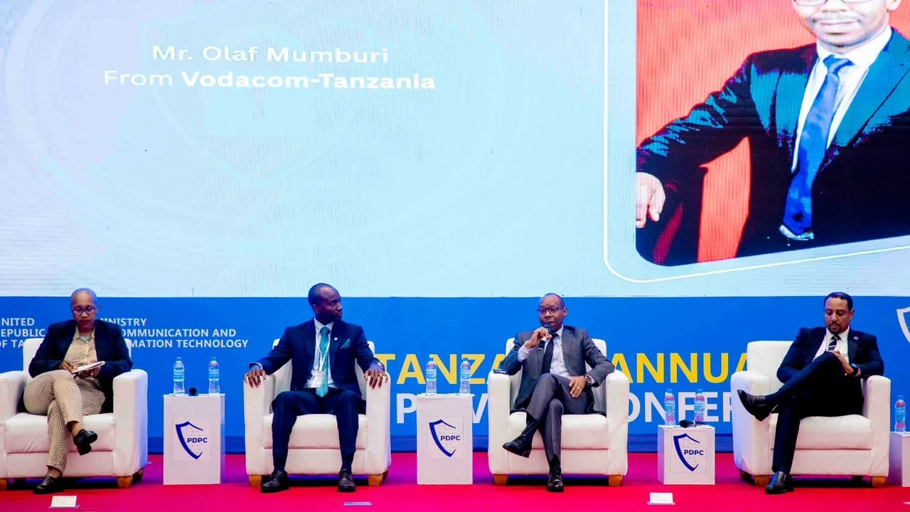 Mkurugenzi wa sheria wa Vodacom Tanzania PLC Olaf Mumburi (wa pili kulia), akizungumza wakati wa mkutano wa kwanza wa mwaka wa Ulinzi wa Faragha na Taarifa Binafsi, akiwa mmoja wa wazungumzaji katika majadiliano kuhusu ulinzi wa taarifa za kifedha 