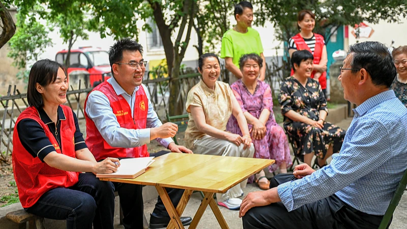 Officials talk face-to-face with residents to listen to their concerns and collect their opinions at a community in Yuanhui District, Luohe City, central China's Henan Province, May 13, 2026. 