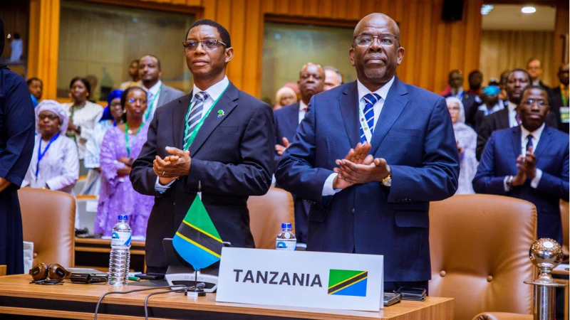 Waziri wa Fedha, Balozi Khamis Mussa Omar na Gavana wa Benki Kuu ya Tanzania, Emmanuel Tutuba wakiwa katika mkutano huo.
