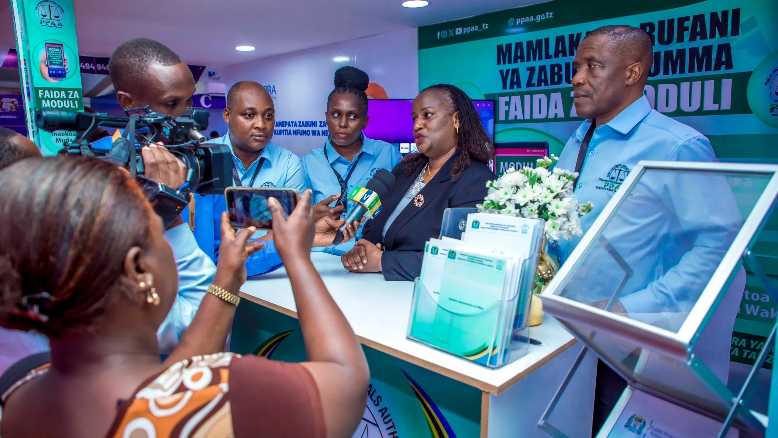 Mkuu wa Sehemu ya Sheria wa PPAA,Agnes Sayi akizungumza na waandishi wa Habari kwa niaba ya Katibu Mtendaji wa PPAA,James Sando katika banda la PPAA lililopo ndani ya banda la Wizara ya Fedha kwenye Maonesho ya 50 ya Biashara ya Kimataifa ya Dar es Salaam