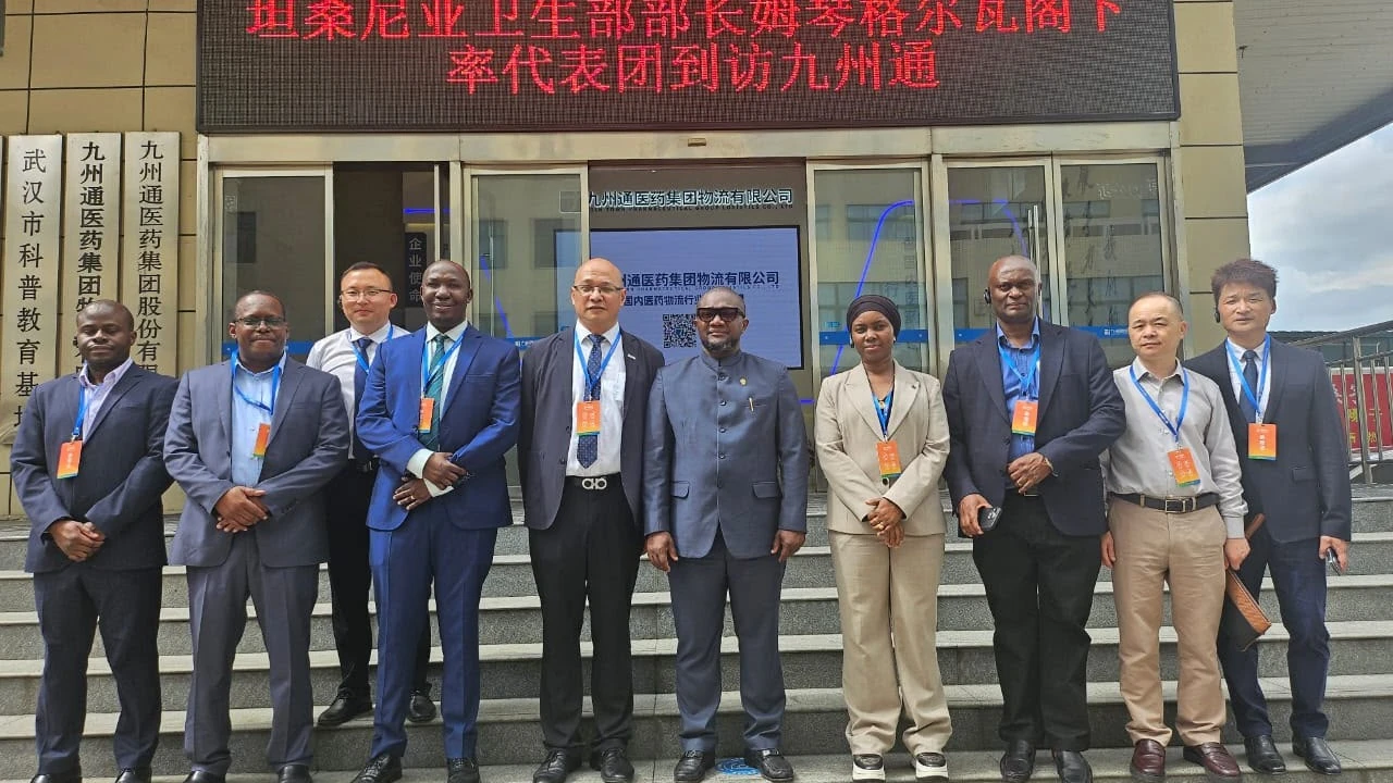 Waziri wa Afya, Mohamed Mchengerwa akiwa na uongozi wa Kampuni ya Jointown Pharmaceutical Group nchini China.