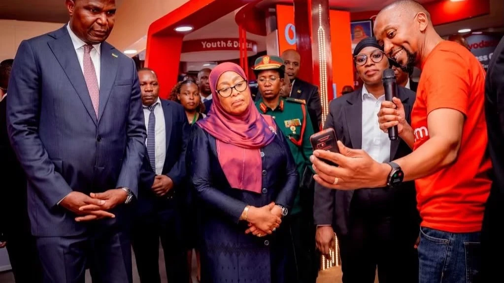 Rais wa Jamhuri ya Muungano wa Tanzania, Dkt. Samia Suluhu Hassan (katikati) na Rais wa Jamhuri ya Msumbiji, Daniel Chapo (kushoto) wakipata maelezo kutoka kwa Afisa Mtendaji Mkuu wa Vodacom Tanzania PLC, Philip Besiimire (kulia),